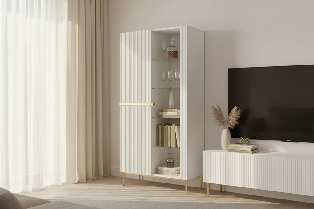 Witryna Nicole 100 cm z ryflowanym frontem - biały mat / złote nóżki