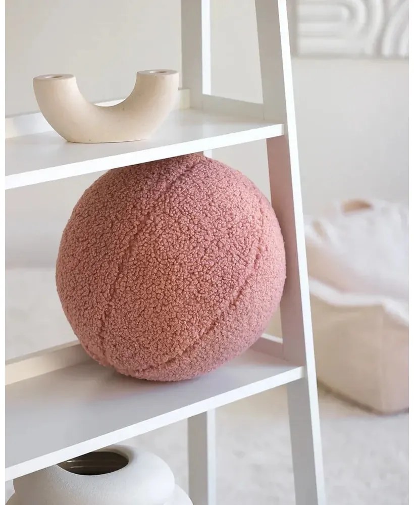 Różowa poduszka na sofę dziecięcą z materiału bouclé Ball – Wigiwama