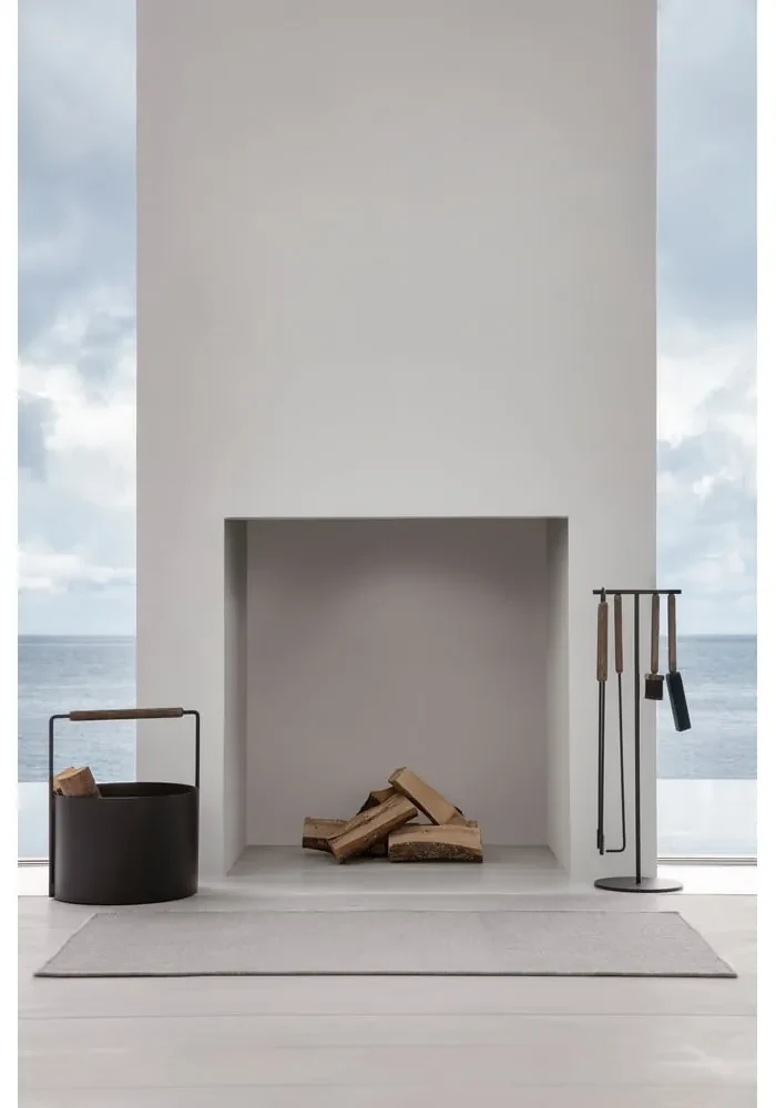 Czarny metalowy kosz na drewno Blomus Fireplace