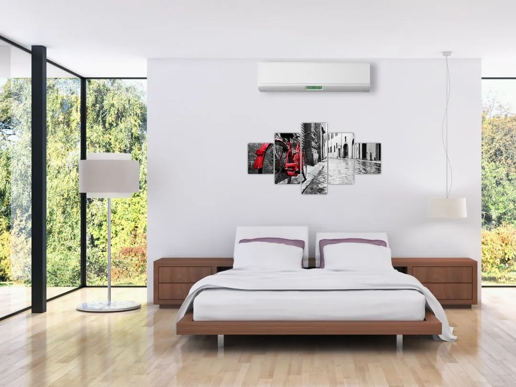 Obraz czerwonego roweru na brukowanej uliczce (125x70 cm)