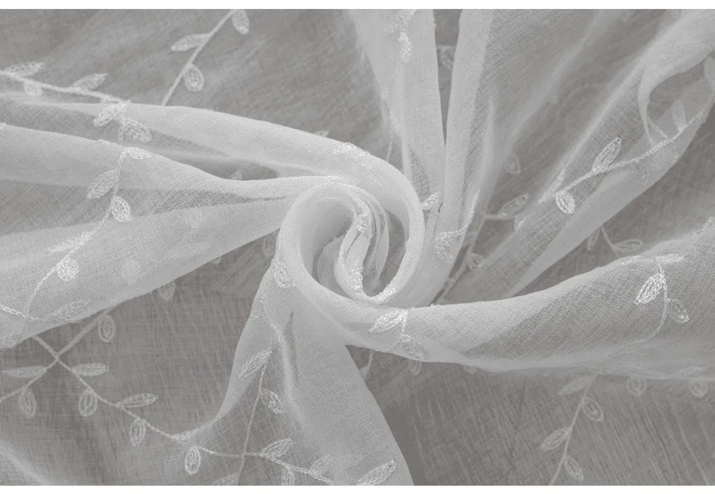 Biała zasłona VINTORA ze wzorem liści 140x250 cm Zawieszanie: Metalowe pierścienie