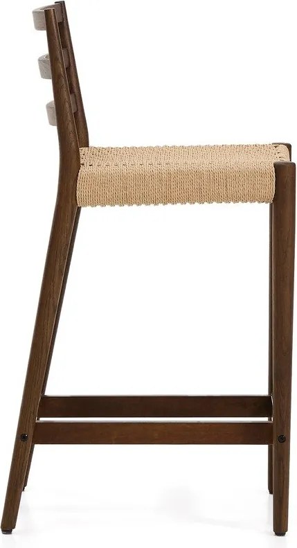 Brązowo-naturalny hoker z litego drewna dębowego (wysokość siedziska 65 cm) Analy – Kave Home