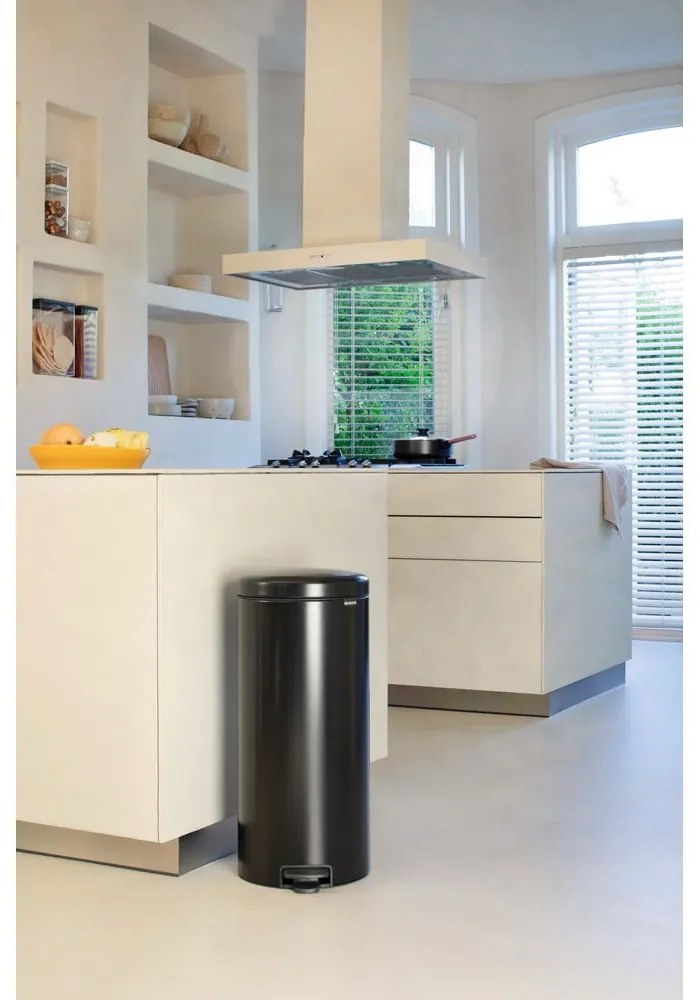 Stalowy kosz na śmieci z pedałem w kolorze matowej czerni 30 l NewIcon – Brabantia