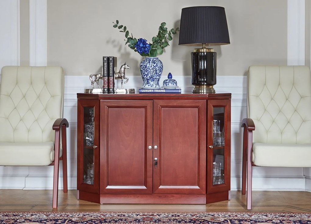 Eleganckie krzesło gabinetowe Consul tapicerowane skórą naturalną w kolorze brązowym, czarnym lub kremowym. Krzesło ma drewnianą ramę i podłokietniki, jest wygodne i solidnie wykonane.