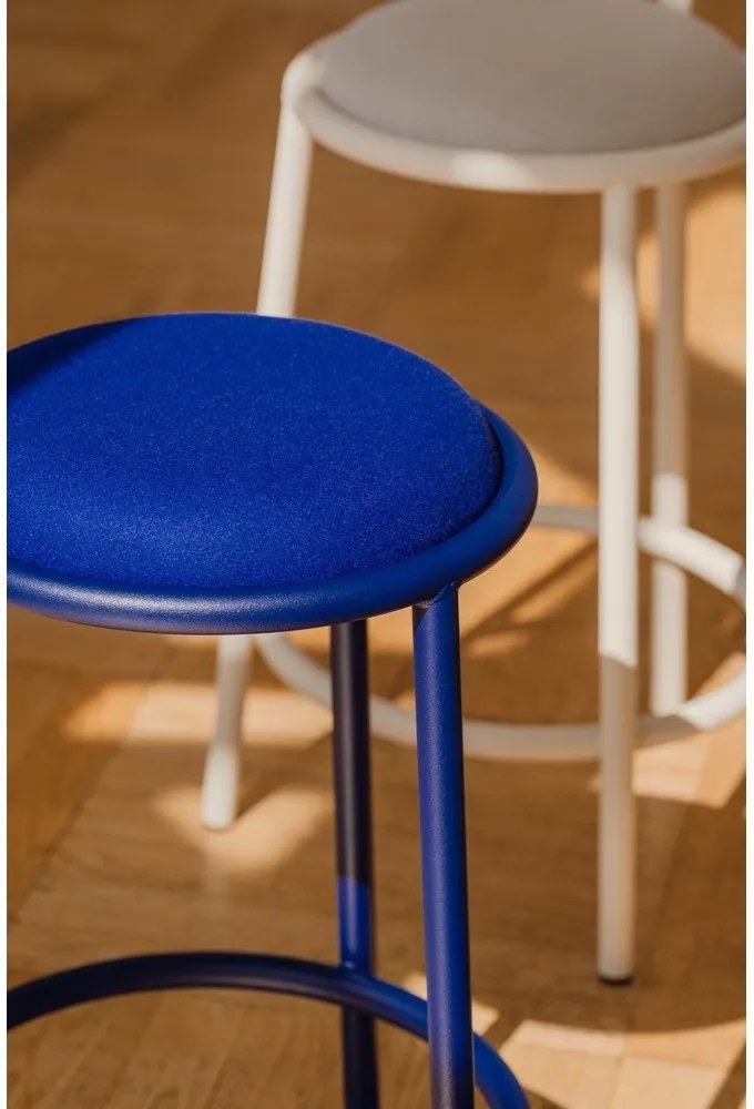 Niebieski metalowy hoker (wysokość siedziska 68 cm) Hogo – noo.ma
