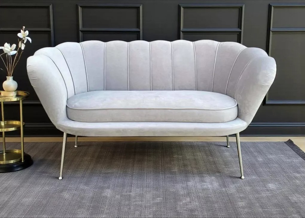 Nowoczesna sofa na wysokich nogach Muszelka w stylu glamour