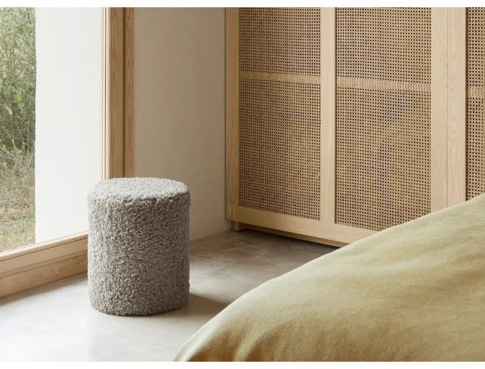 Szary puf z materiału bouclé Teddy – Blomus