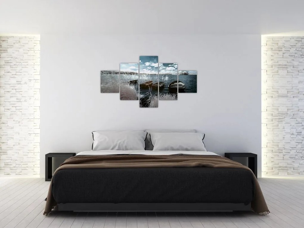 Obraz - Drewniane łodzie na jeziorze (125x70 cm)