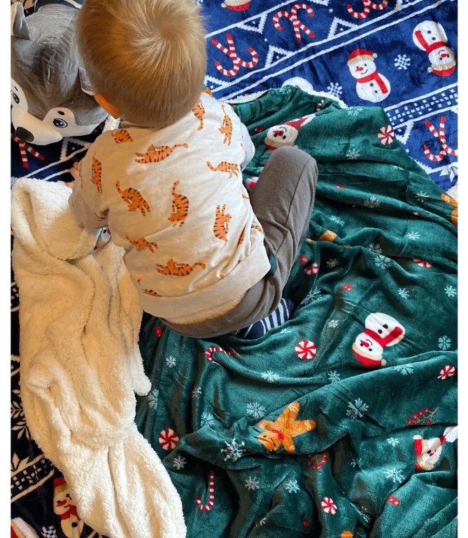 Świąteczny ciemnozielony koc z mikropluszu z barankiem SNOWMAN AND GINGERBREAD Rozmiar: 200 x 220 cm