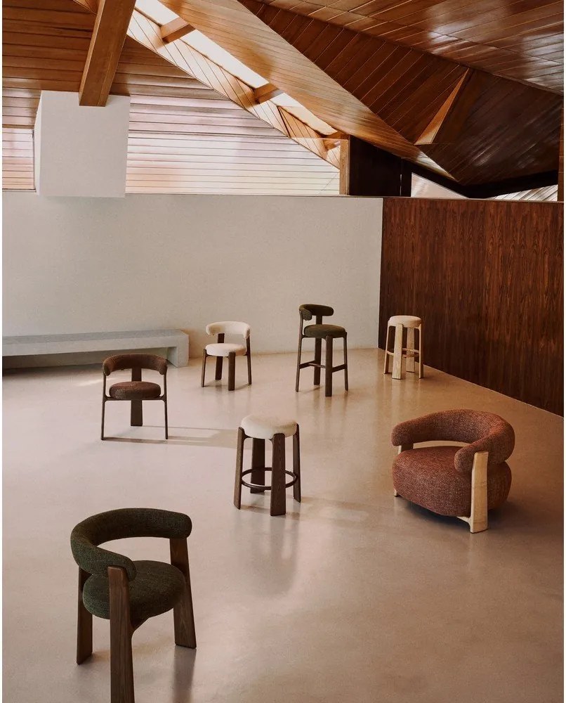 Zielony/w ciemnym naturalnym kolorze hoker z litego drewna jesionowego (wysokość siedziska 65 cm) Granite – Kave Home