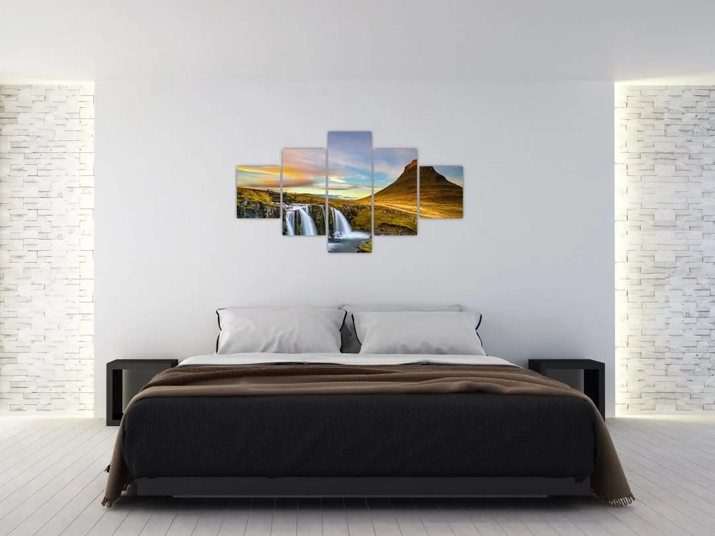 Zdjęcie góry i wodospadów na Islandii (125x70 cm)