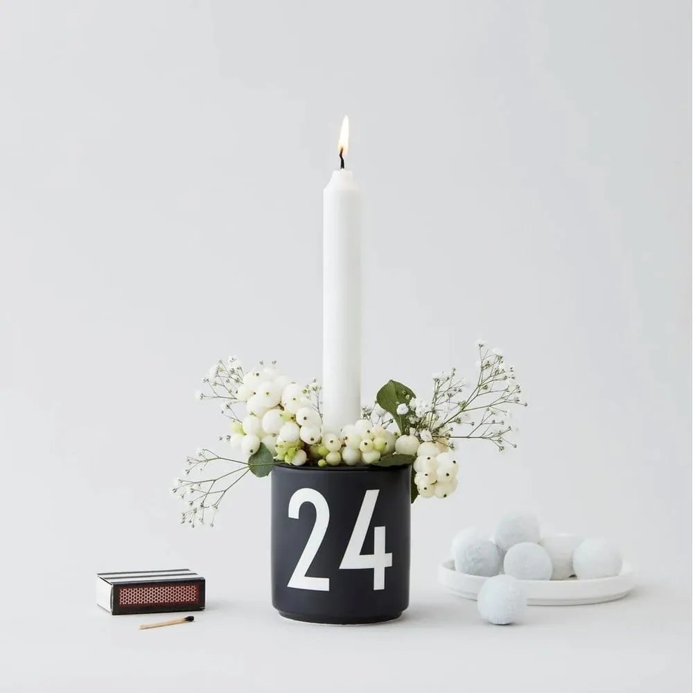 Czarny porcelanowy świecznik Design Letters