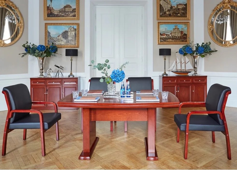Klasyczny stół konferencyjny fornirowany, kolor koniaku. Dostępne wymiary 160, 180, 200, 240 cm. Elegancki stół o solidnej konstrukcji i pięknym wykończeniu.