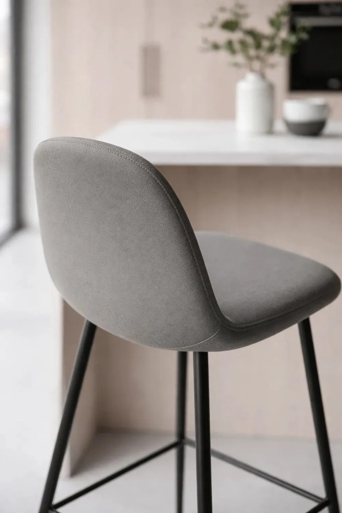 Czarny taboret z tkaniny tekowej