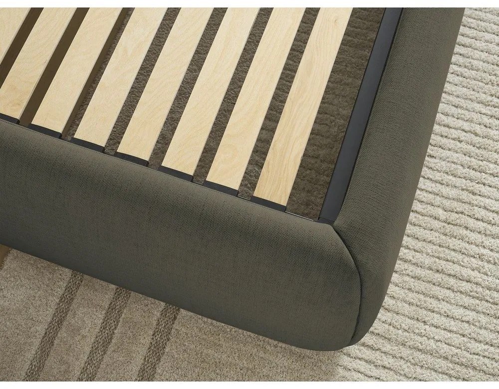 Ciemnozielone tapicerowane łóżko dwuosobowe bez zagłówka ze schowkiem i stelażem 160x200 cm Inera – Bobochic Paris