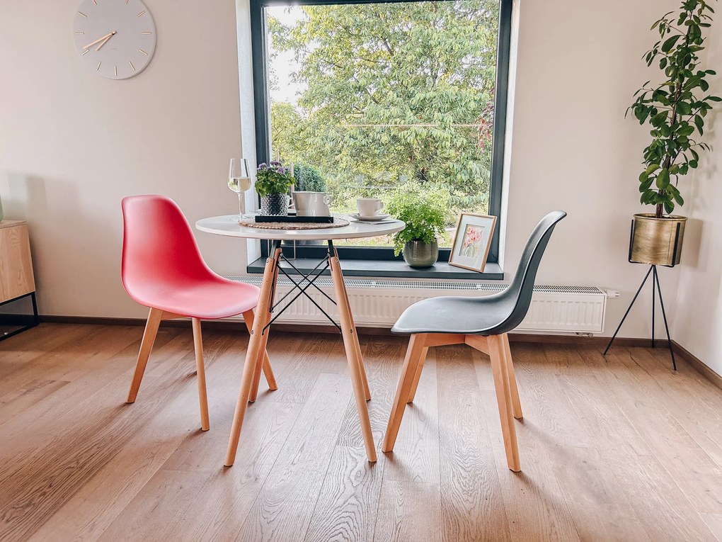 Kremowe krzesło KITO z bukowymi nogami