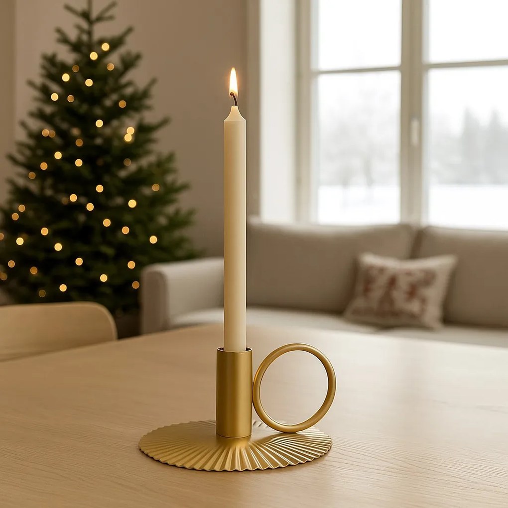Metalowy świecznik na prążkowanej podstawce
