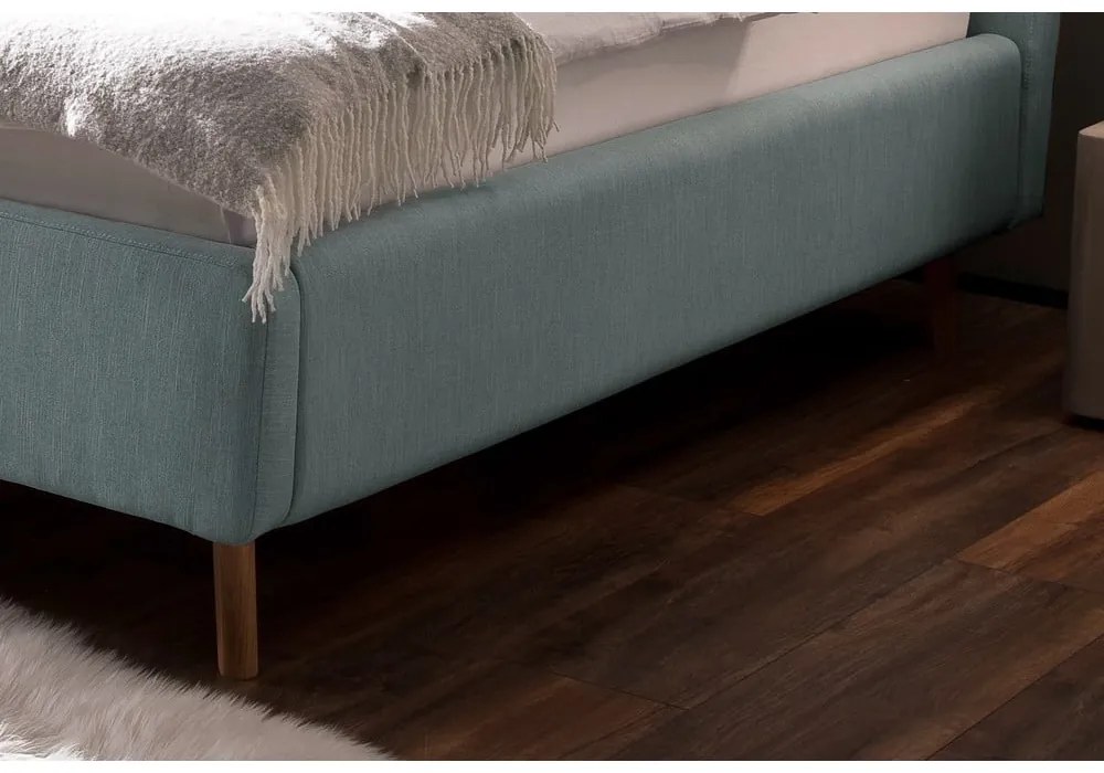 Jasnoniebieske tapicerowane łóżko dwuosobowe ze schowkiem i stelażem 180x200 cm Lotte – Meise Möbel