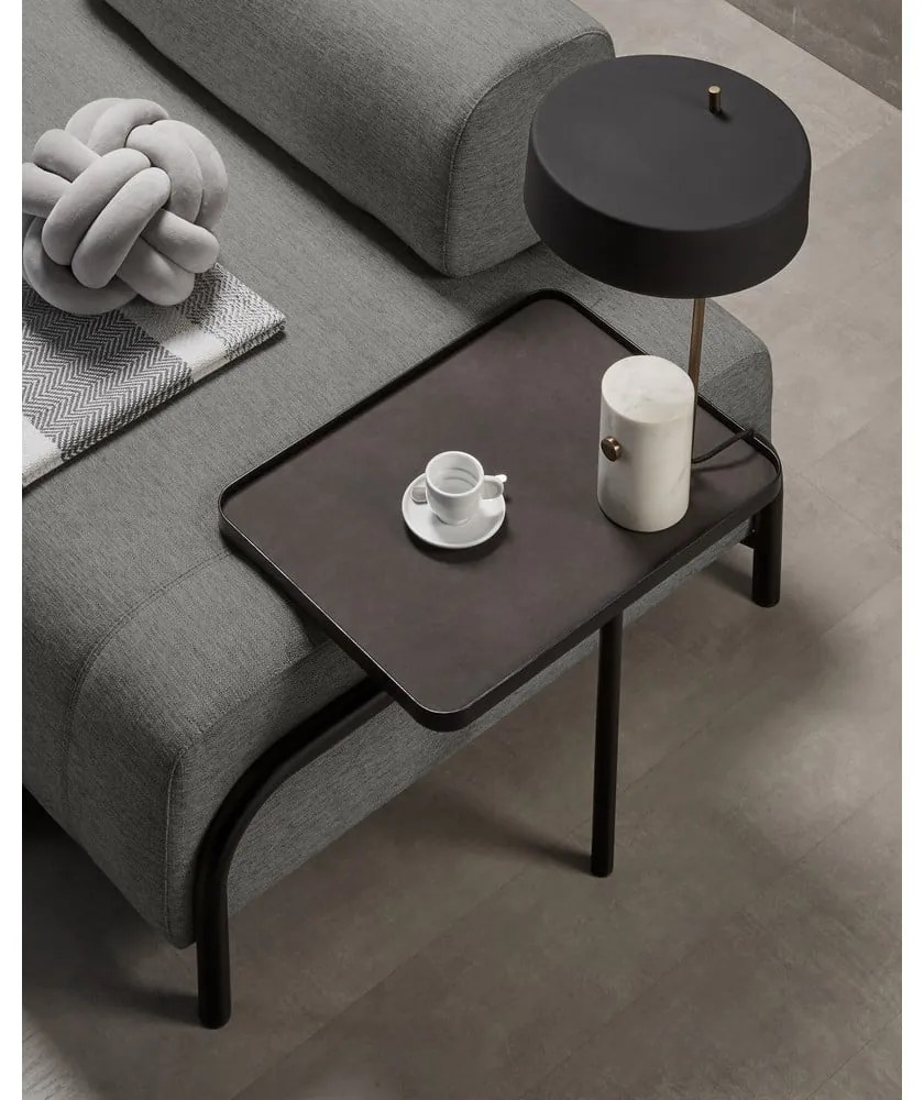 Ciemnoszara sofa z małym stolikiem Kave Home Compo