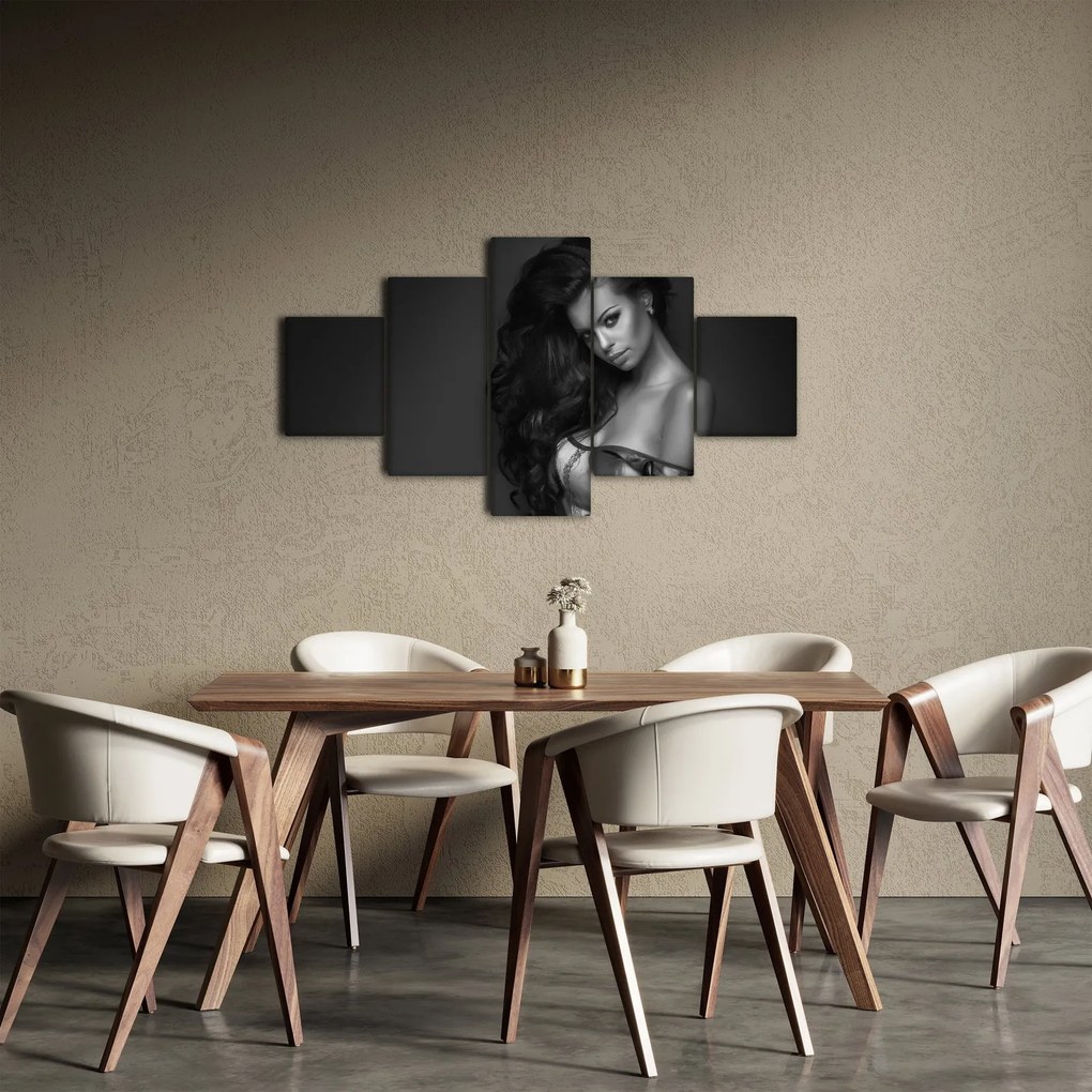 Obraz - Czarno - biały portret uwodzicielskiej kobiety (125x70 cm)