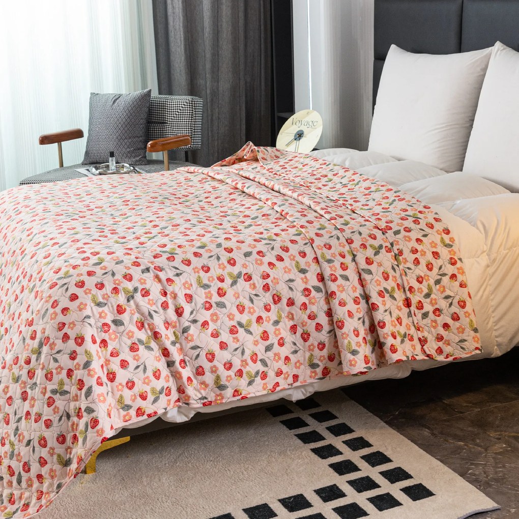 Narzuta na łóżko STRAWBERRY różowy Rozmiar: 220 x 240 cm