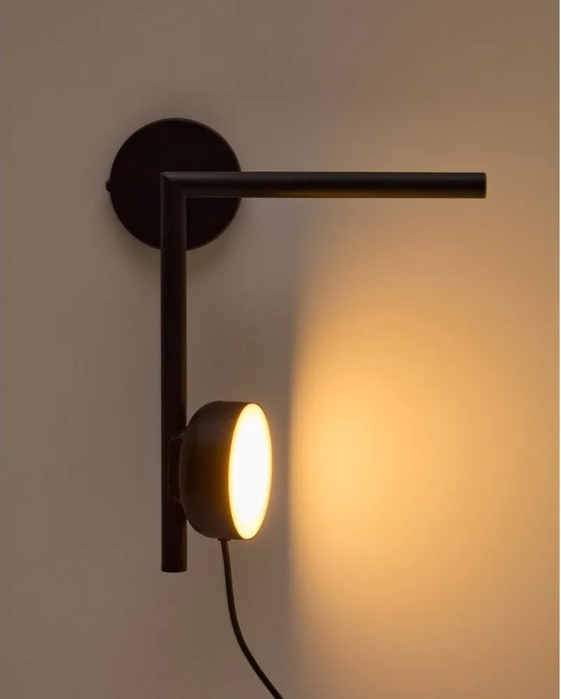 Czarny metalowy kinkiet LED ze ściemniaczem do kontaktu Orey – Kave Home
