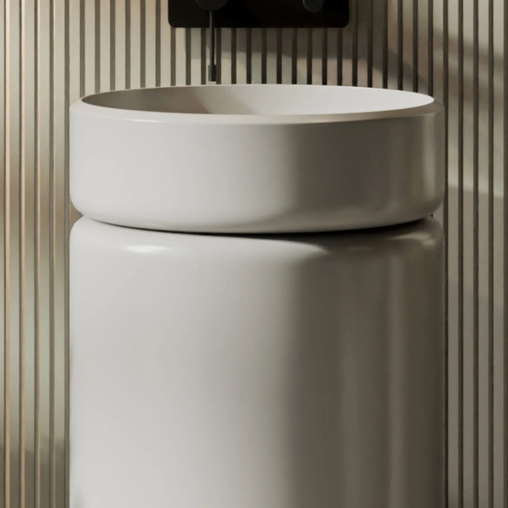 Umywalka z konglomeratu wolnostojąca okrągła szara błyszcząca 85 x 40 cm RONA Grey Glow : Podłączenie syfonu - Do ściany