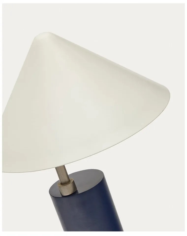 Ciemnoniebieska lampa stołowa z metalowym kloszem (wysokość 42 cm) Shiva – Kave Home