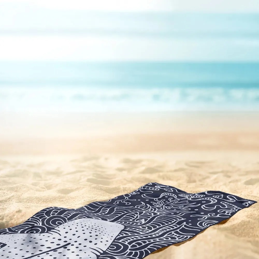 Ciemnoniebieski ręcznik plażowy 90x180 cm Shark – DecoKing