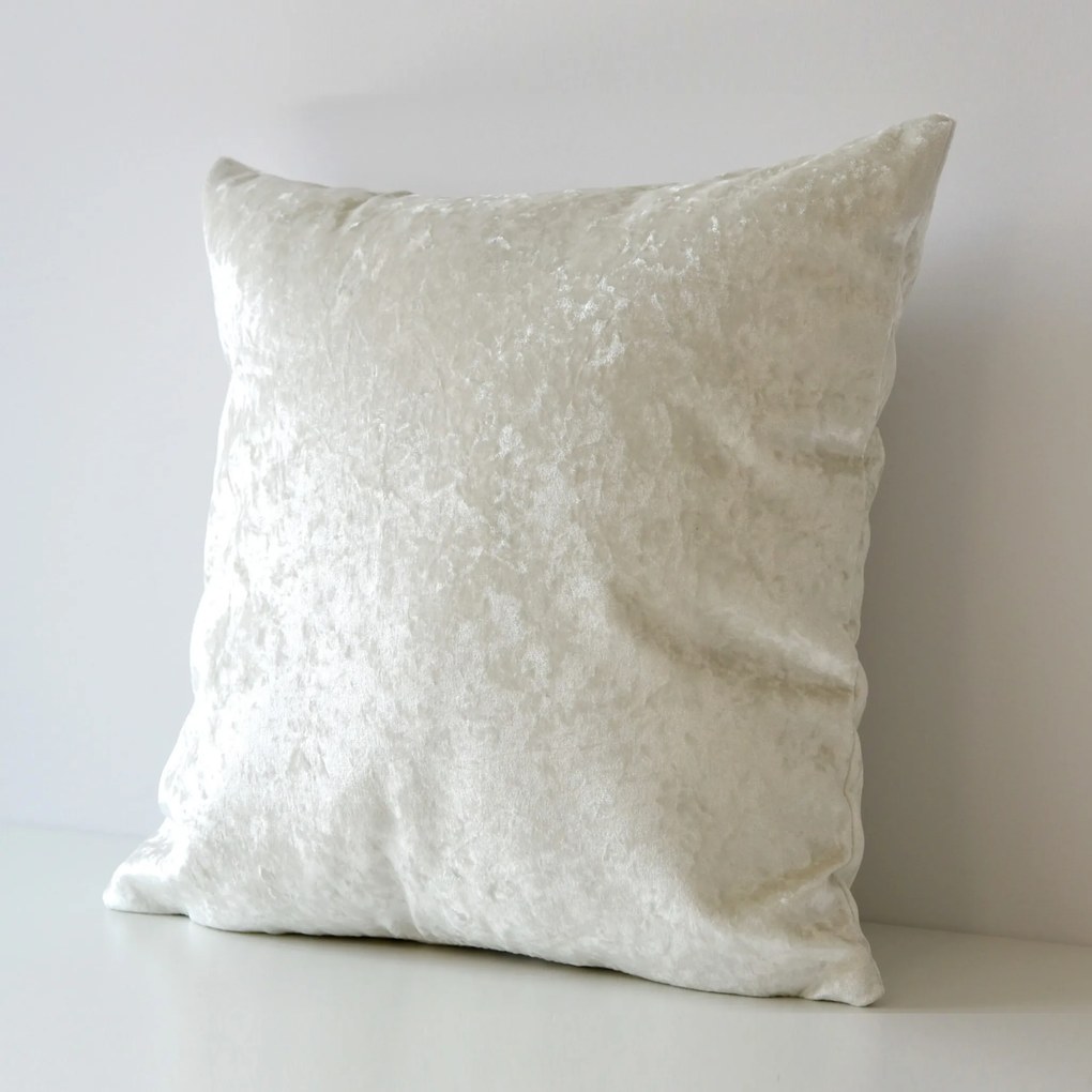 Elegancka poszewka dekoracyjna w kolorze śmietankowej bieli Crystal 36