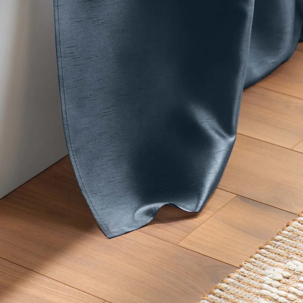 Ciemnoniebieska zasłona z mikrosatyny 140x240 cm Shana – douceur d'intérieur