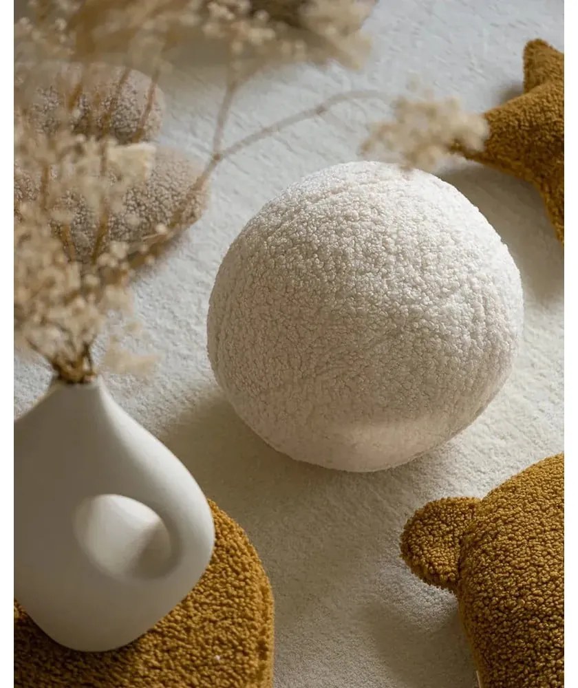 Kremowa poduszka na sofę dziecięcą z materiału bouclé Ball – Wigiwama