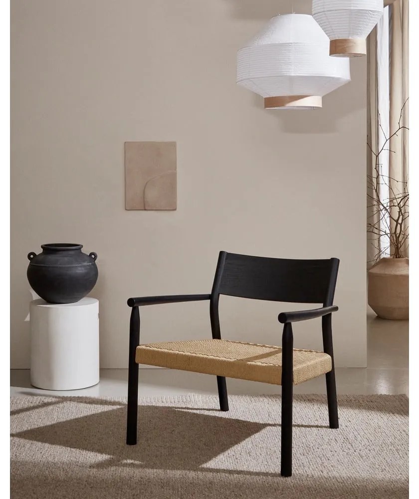 Czarny fotel z plecionką Yalia – Kave Home