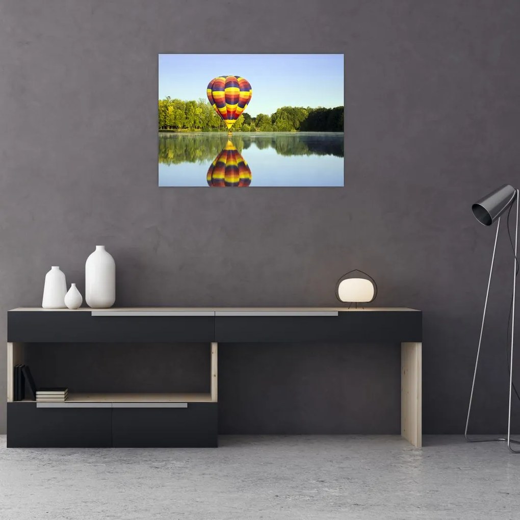 Obraz na szkle - balon na ogrzane powietrze nad jeziorem (70x50 cm)