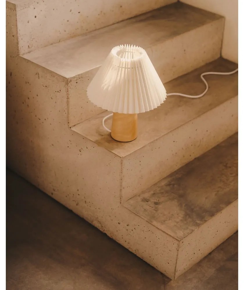 Beżowa/w naturalnym kolorze lampa stołowa z litego drewna kauczukowego z tekstylnym kloszem (wysokość 33 cm) Benicarlo – Kave Home