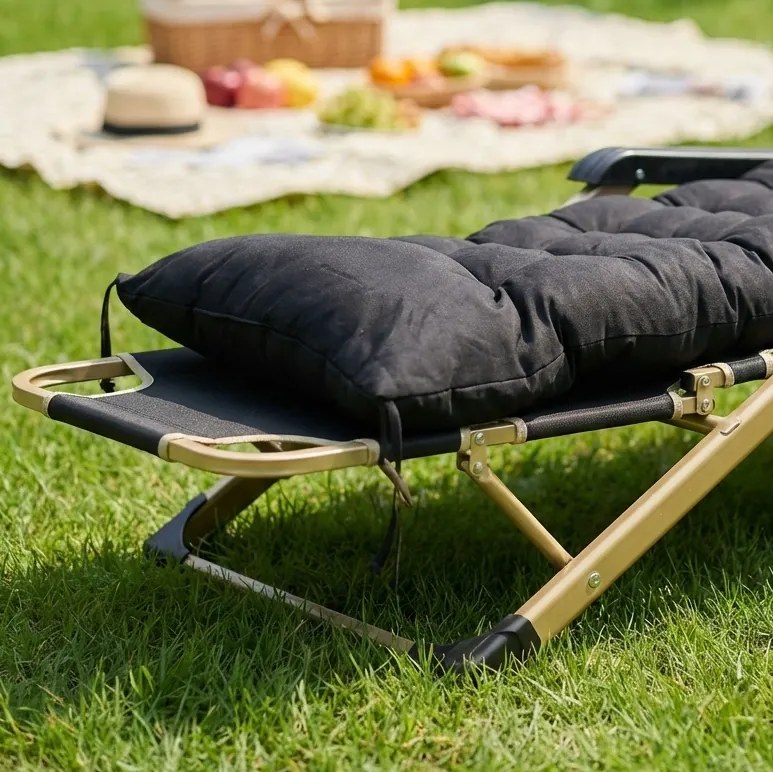 Leżak ogrodowy rozkładany Tossa, poduszka czarna, stelaż złoty