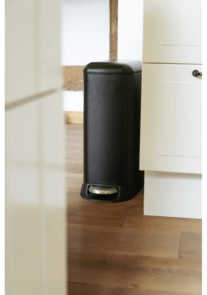 Stalowy kosz na śmieci z pedałem w kolorze matowej czerni 12 l Design – Wenko