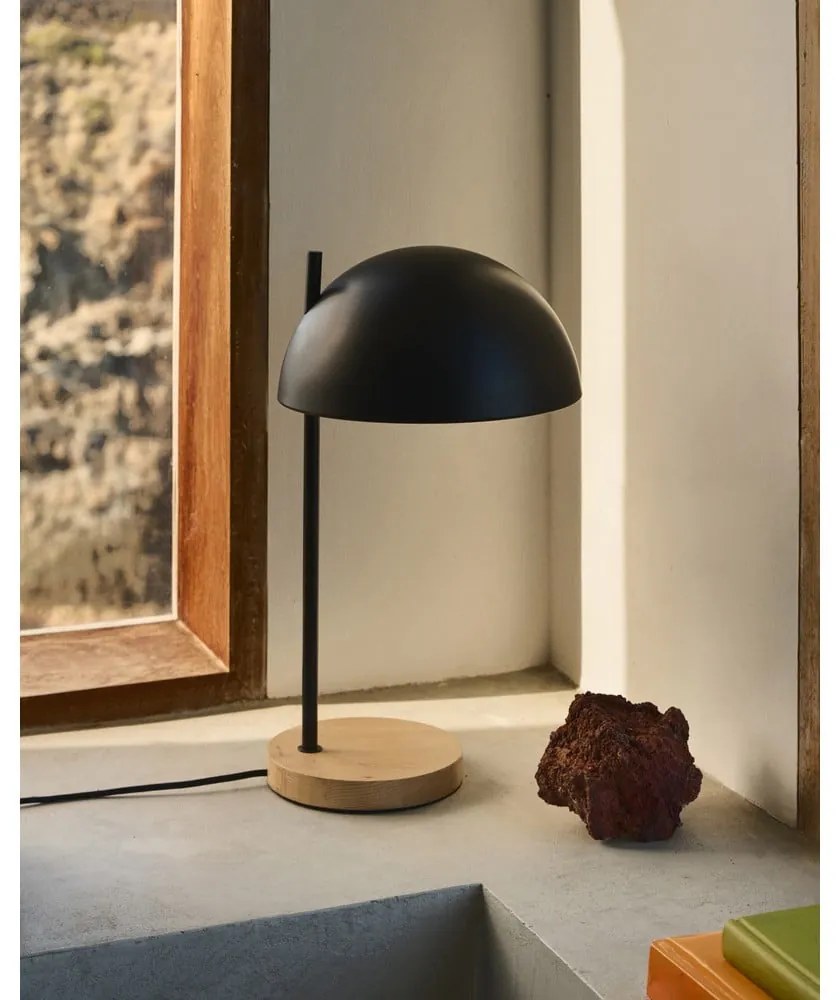 Czarna/w naturalnym kolorze lampa stołowa z metalowym kloszem (wysokość 48,5 cm) Catlar – Kave Home