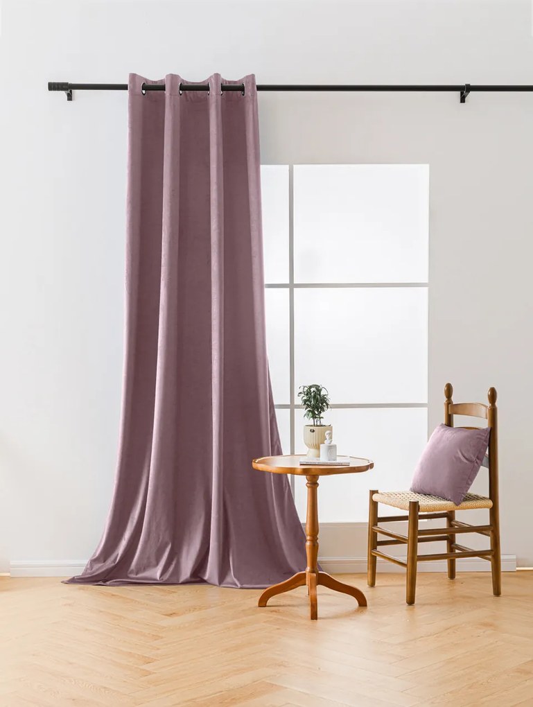 Jasnofioletowa zaciemniająca zasłona VELVET 140x270 cm Zawieszanie: Taśma z wiązaniami