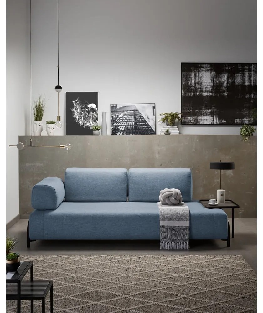 Niebieska sofa z podłokietnikami Kave Home Compo