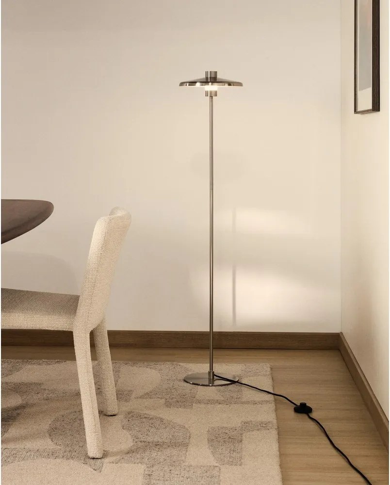 Lampa stojąca w kolorze srebra z metalowym kloszem (wysokość 130 cm) Nuvira – Kave Home