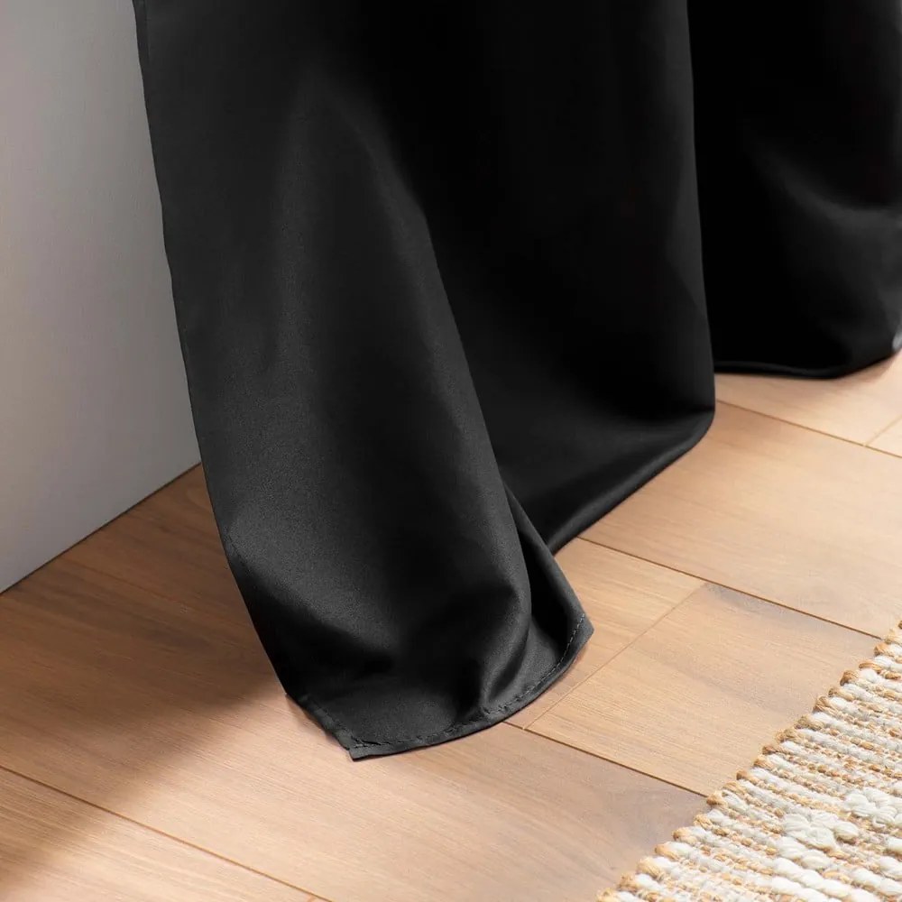 Czarna zasłona z mikrowłókna 140x280 cm Absolu – douceur d'intérieur