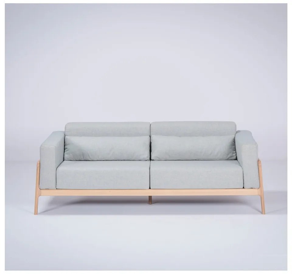 Niebieskoszara sofa z konstrukcją z litego drewna dębowego Gazzda Fawn, 210 cm