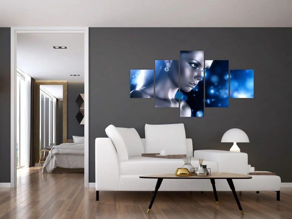 Obraz kobiety w niebieskim blasku (125x70 cm)