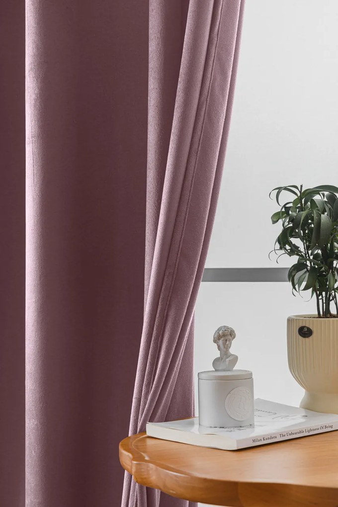 Jasnofioletowa zaciemniająca zasłona VELVET 140x250 cm Zawieszanie: Taśma z wiązaniami