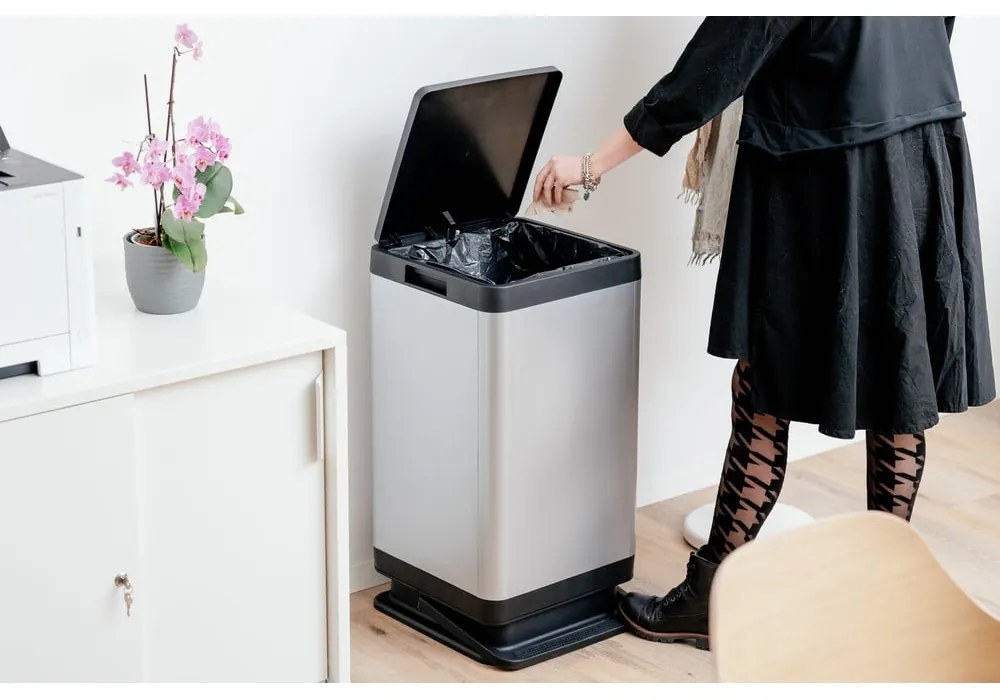 Plastikowy kosz na śmieci z pedałem w kolorze srebra 80 l Tokyo – DEA HOME