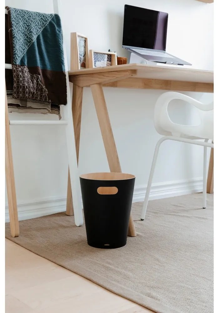 Czarny biurowy kosz na śmieci 7,5 l Woodrow – Umbra