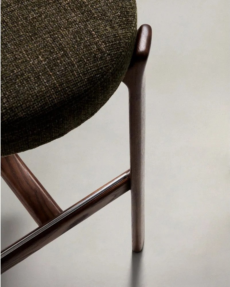 Zielony/w ciemnym naturalnym kolorze hoker z litego drewna jesionowego (wysokość siedziska 75 cm) Granite – Kave Home