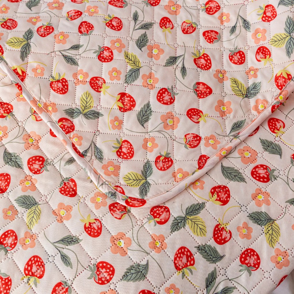 Narzuta na łóżko ze wzorem STRAWBERRY różowy Rozmiar: 220 x 240 cm