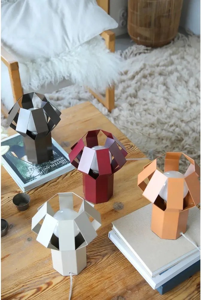 Pomarańczowa metalowa lampa stołowa z metalowym kloszem (wysokość 27 cm) Octa – Markslöjd